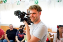 Nach Abschluss meiner Ausbildung als Filmemacher suche ich Projekte als Freelancer Kameramann im TV- und Broadcast-Umfeld.