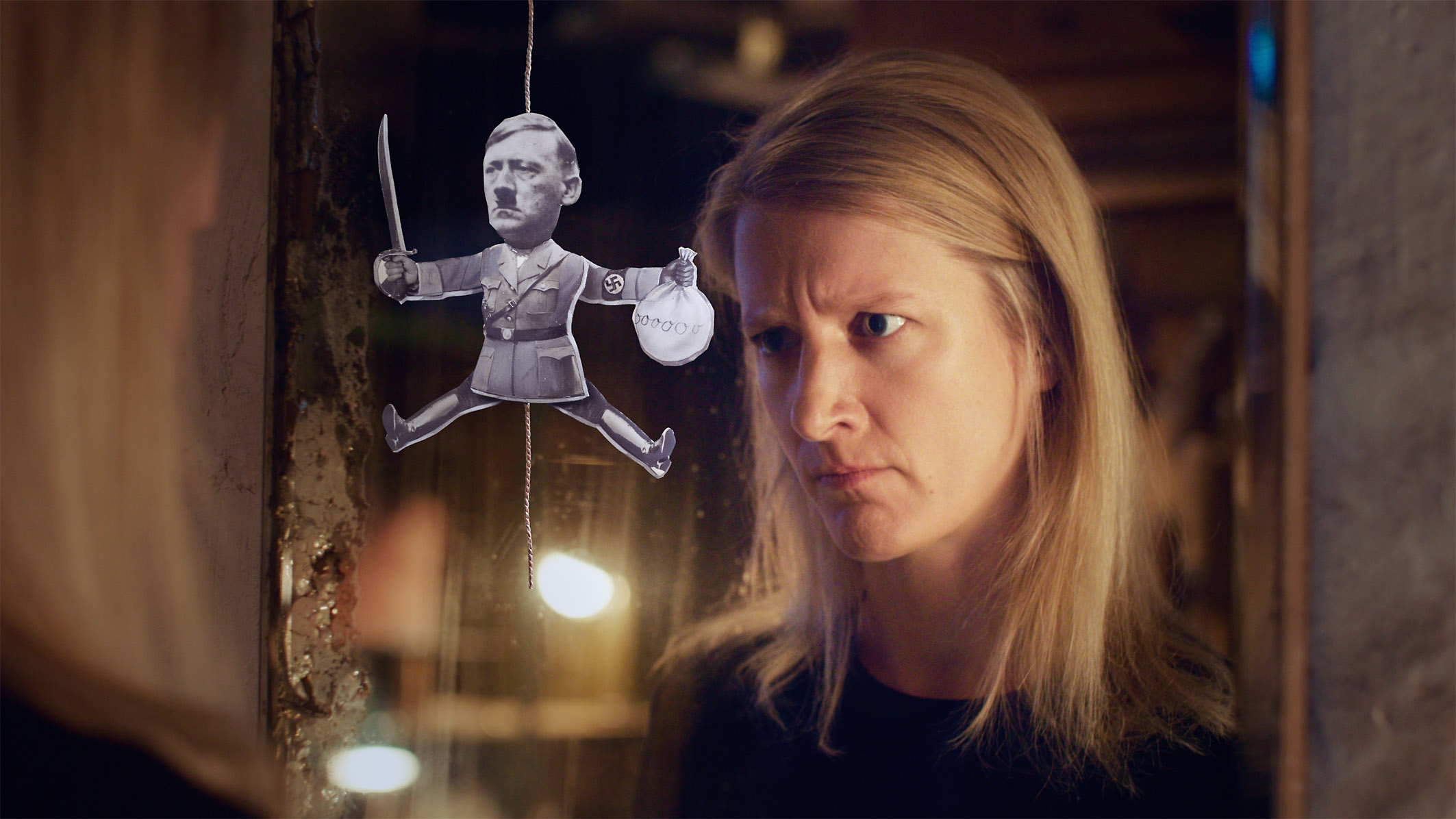 Stefanie beschäftigt sich mit Heartfields satirischen Fotomontagen gegen das Hitlerregime.